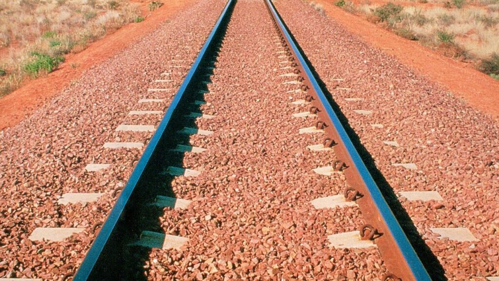 Tren, tramvay vb. taşıtların hareket ettiği demirden yol