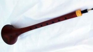 Ağaçtan yapılan, iki karış boyunda, ağız bölümü yayvan, keskin bir ses çıkaran ve çoğu zaman davulla veya dümbelekle birlikte çalınan nefesli çalgı