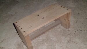 Alçak iskemleye verilen ad