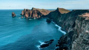 Deniz kıyısındaki sarp ve yüksek yer