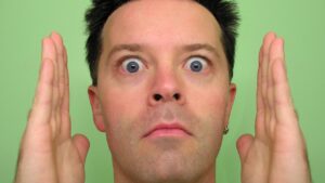 Gözünde _____; Bir kişiyi ya da olayı fazla abartmak