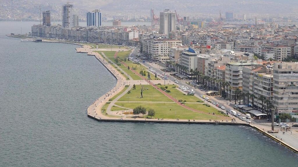 İzmir’in sahil kenarındaki ünlü caddesi