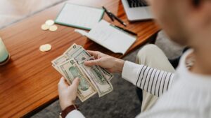 Para işleri ile uğraşan gişe görevlisi