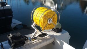 Üzerine iplik, tel, şerit vb. sarılan, kenarları çıkıntılı, ekseni boyunca delik silindir, bobin