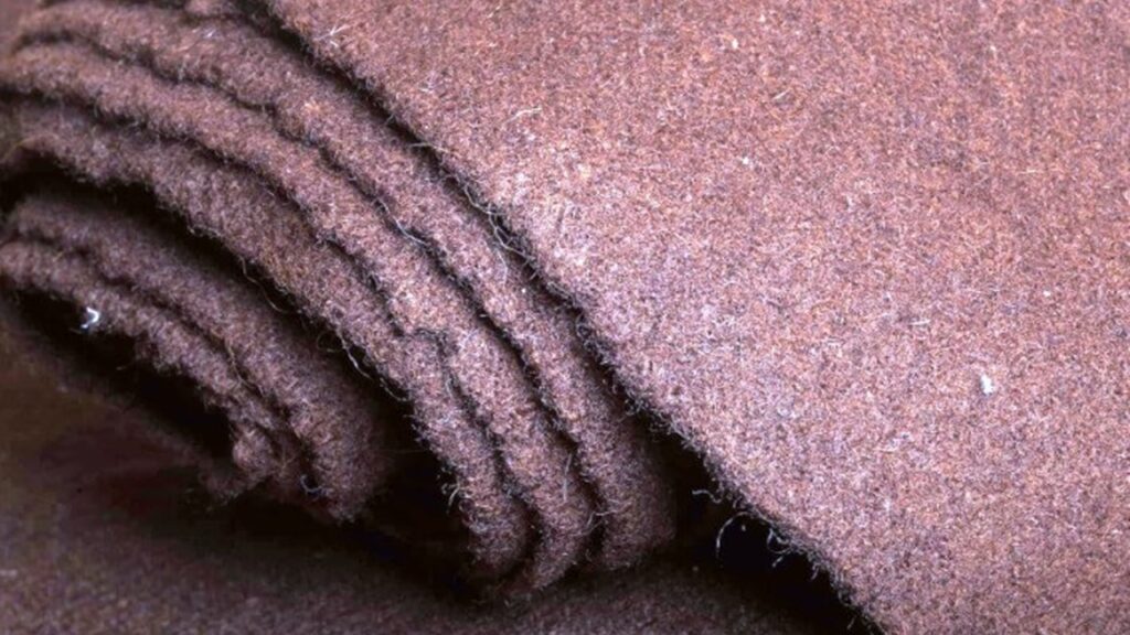 Ana malzemesi yün olan kalın kumaş türü