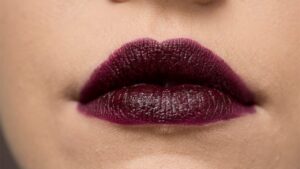 Dudağa renk vermek için sürülen renkli madde