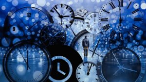 Eine Uhr zeight sie an