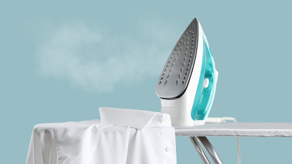 Enlever les plis des vêtements avec un fer
