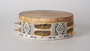 Etrafında ziller olan, vurularak çalınan çalgı