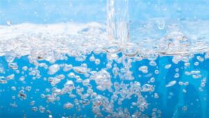 Flüssigkeit im Fluss, Meer und See