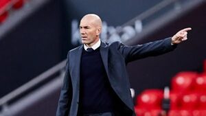Futbol takımının yönetiminden sorumlu, oyuncular için stratejik oyun düzeni kuran kişiye ne ad verilir?