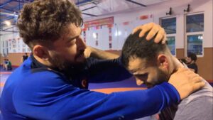 Güreşte rakibi yıkmaya yarayan kol hareketi