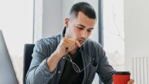 İşleyen Demir Pas Tutmaz Atasözünün Anlamı Nedir?