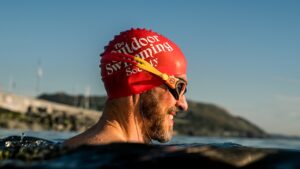 Yüzücülerin taktığı sıkı başlık