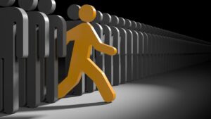 Ayrı tutulmuş, benzerlerine uymayan, kural dışı olan; ayrıklı, istisnalı