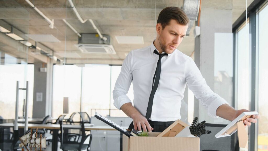 Bir görev veya makamdan kendi isteğiyle ayrılma