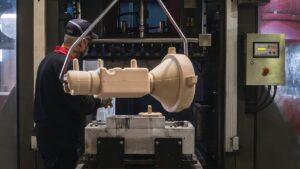 Dökülecek parça içindeki boşluk veya deliklerin çıkarılabilmesi amacı ile kalıp içerisine yerleştirilen ve kalıbın diğer yerlerine göre daha fazla sıvı metal ile temas halinde oldukları için daha yüksek mekanik özellik ve daha yüksek sıcaklığa dayanım gösterecek tarzda kum ve bağlayıcı karışımı ile hazırlanan kum kütlesi