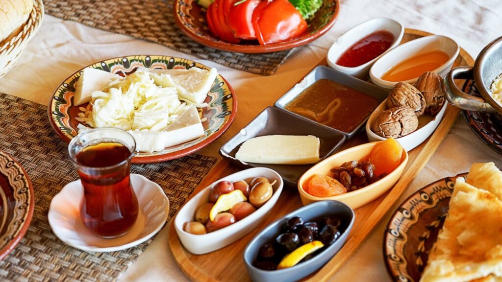 Kahvaltılık bir içecek söyle