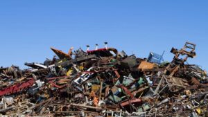 Kullanılmış veya işe yaramayan atık metal ve eşyaların toplandığı yer