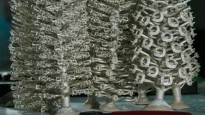 Maden heykel dökümünde, içi boş kopya elde etmek için kullanılan dolgu kalıp, dişi kalıp, çoğaltma kalıbı, ölü kalıp