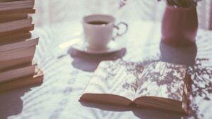 Mısra sonlarındaki yazılışları ve okunuşları aynı, anlamları ve görevleri farklı kelimelerin, eklerin benzerliği