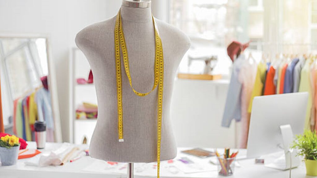 Terzilerin, giysi denemek, sergilemek için kullandıkları insan vücudu biçimindeki tahta, mukavva vb. kalıp