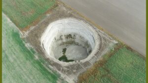 Yer altı suyunun karbondioksit ile birleşimi sonucu oluşan karbonik asit nedeniyle toprağın çökmesi sonucu oluşan derin çukur